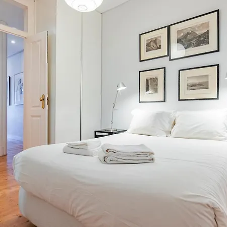 Castelo Design Aparment W/ Balcony & Super View By Lovelystay